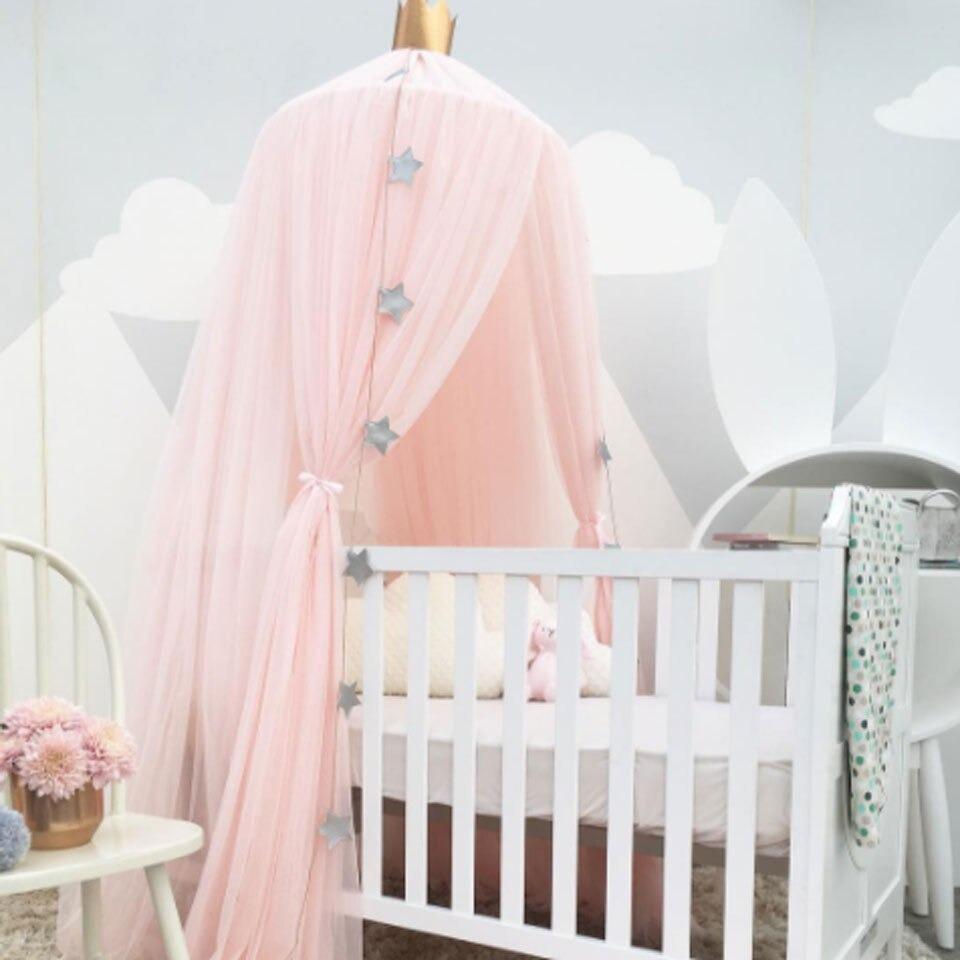 ciel de lit rose sur lit